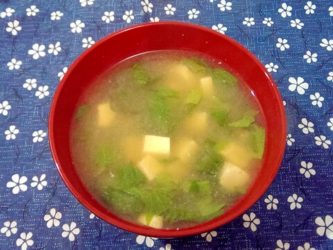 セロリの葉と豆腐の味噌汁